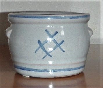 Graue Keramikschale ohne Deckel mit Blütendekor und blauen Rändern