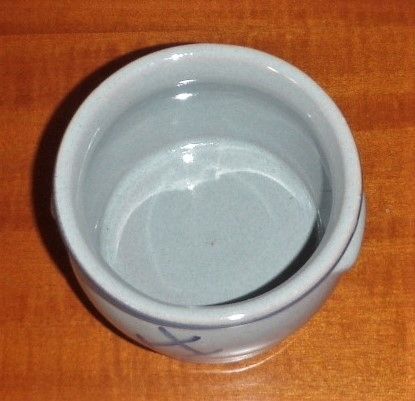 Graue Keramikschale ohne Deckel mit Blütendekor und blauen Rändern