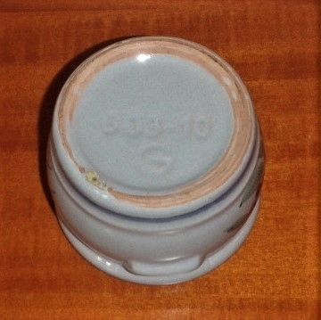 Graue Keramikschale ohne Deckel mit Blütendekor und blauen Rändern