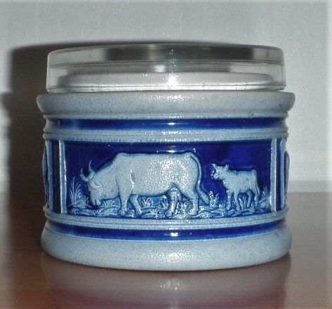 massiver grau-blauer Steingut-Topf mit Glasdeckel und Gravur Tiere (Stiere o. ä.) und Fauna