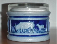 massiver grau-blauer Steingut-Topf mit Glasdeckel und Gravur Tiere (Stiere o. ä.) und Fauna