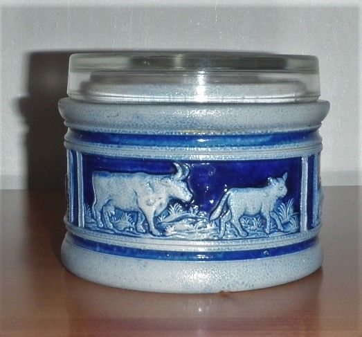 massiver grau-blauer Steingut-Topf mit Glasdeckel und Gravur Tiere (Stiere o. ä.) und Fauna