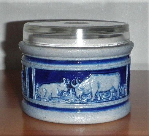 massiver grau-blauer Steingut-Topf mit Glasdeckel und Gravur Tiere (Stiere o. ä.) und Fauna
