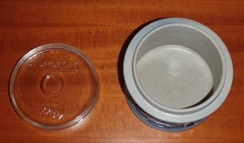 massiver grau-blauer Steingut-Topf mit Glasdeckel und Gravur Tiere (Stiere o. ä.) und Fauna