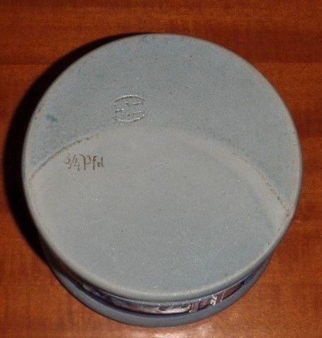 massiver grau-blauer Steingut-Topf mit Glasdeckel und Gravur Tiere (Stiere o. ä.) und Fauna