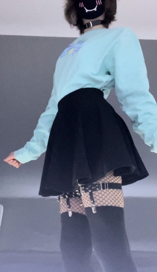 Femboy versucht unanständiges Hobby zu finanzieren.