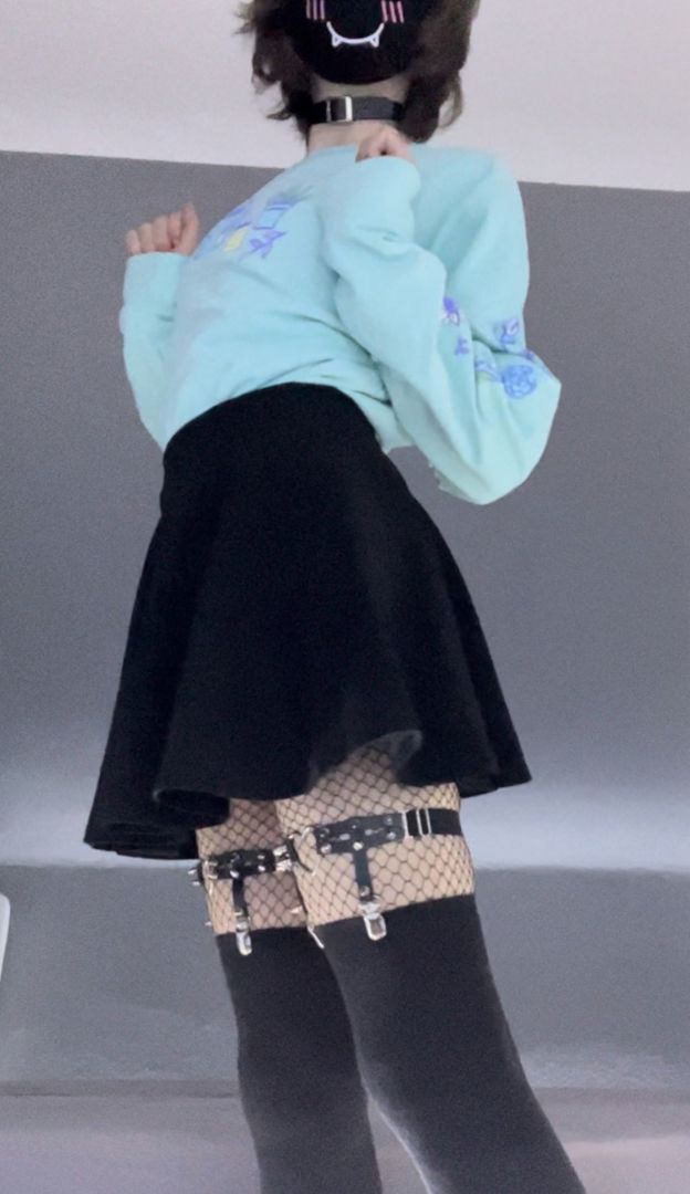 Femboy versucht unanständiges Hobby zu finanzieren.