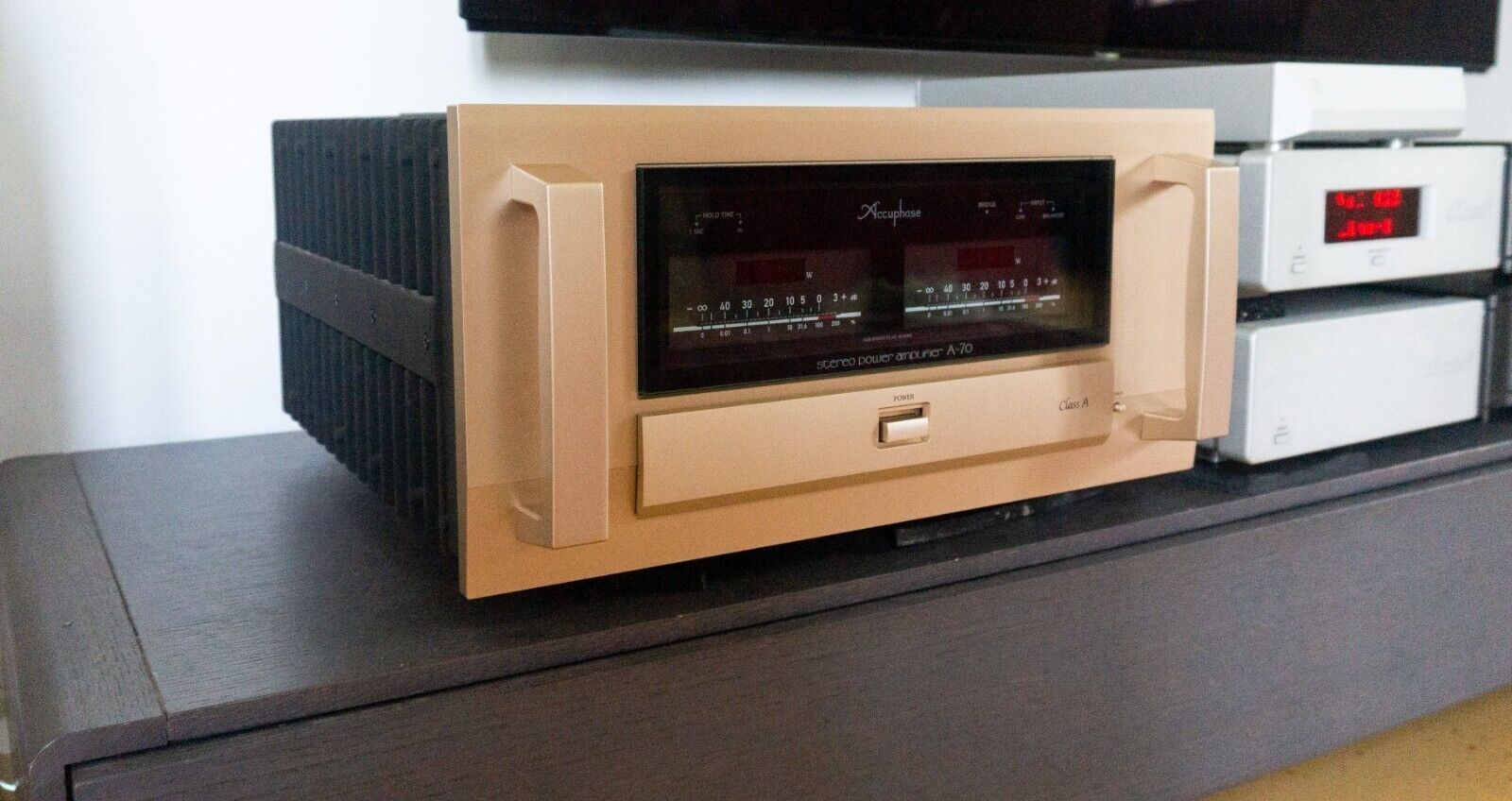 Accuphase A70
