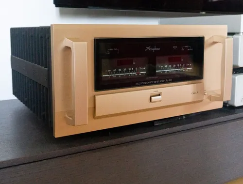 Accuphase A70