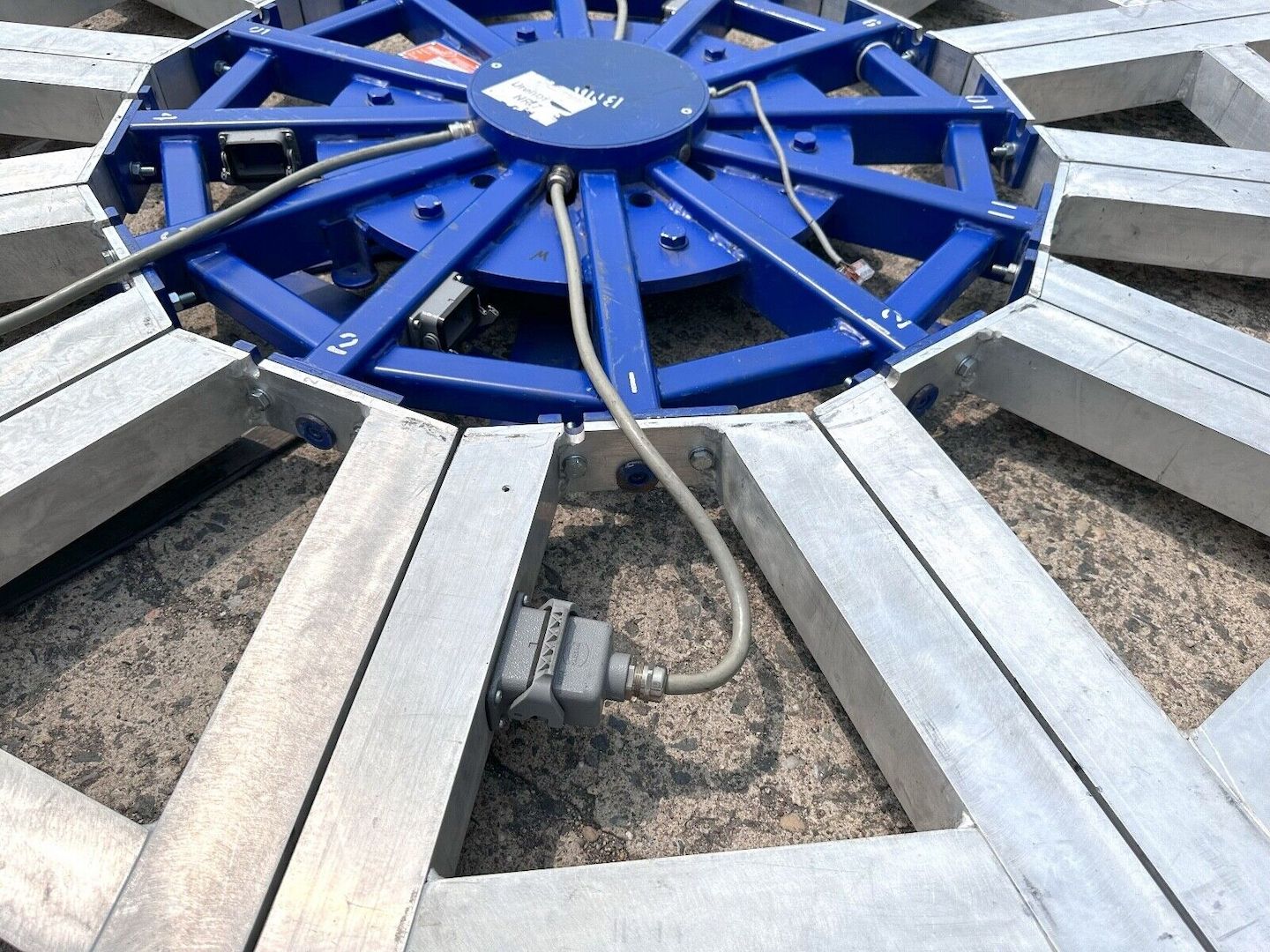 Drei Drehscheiben mit 6,0 bis 6,5 m Durchmesser