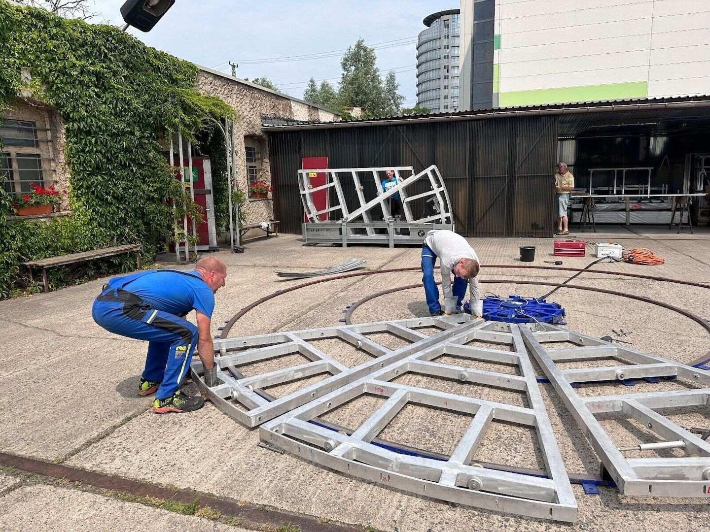 Drei Drehscheiben mit 6,0 bis 6,5 m Durchmesser