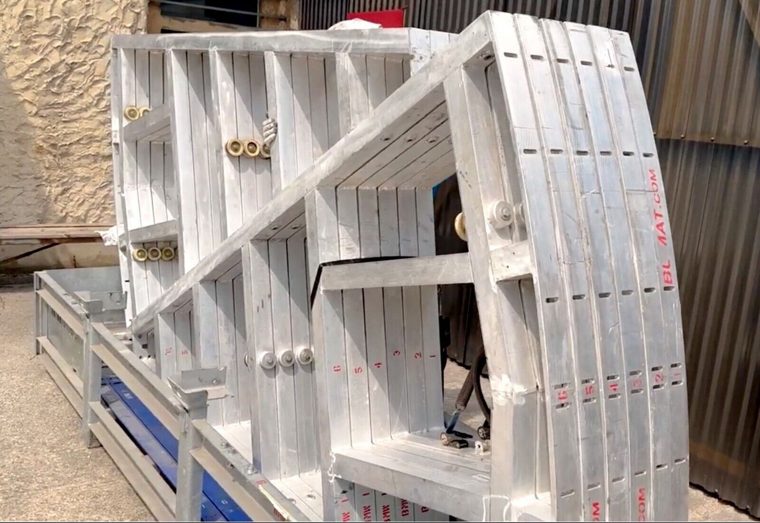 Drei Drehscheiben mit 6,0 bis 6,5 m Durchmesser