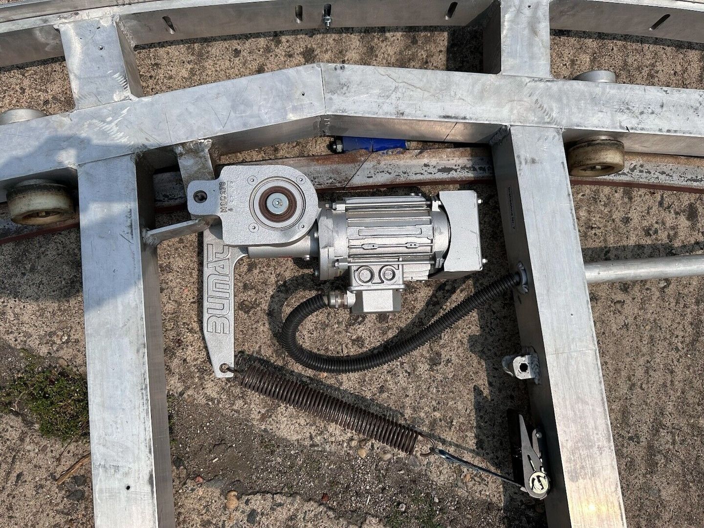 Drei Drehscheiben mit 6,0 bis 6,5 m Durchmesser