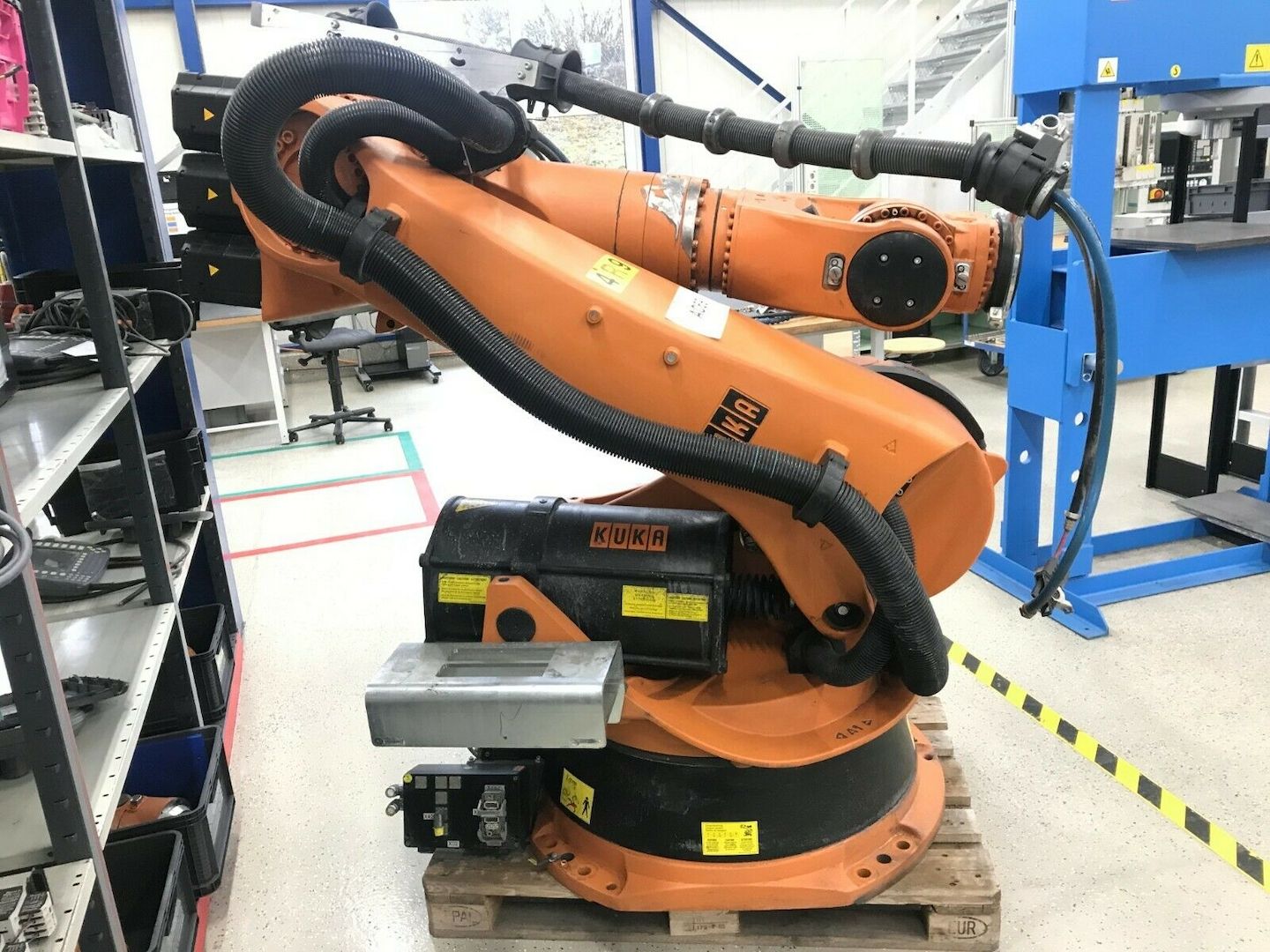 KUKA Industrieroboter KR210-2 2000 mit KRC2 Edition05 Steuerung Bj 2008