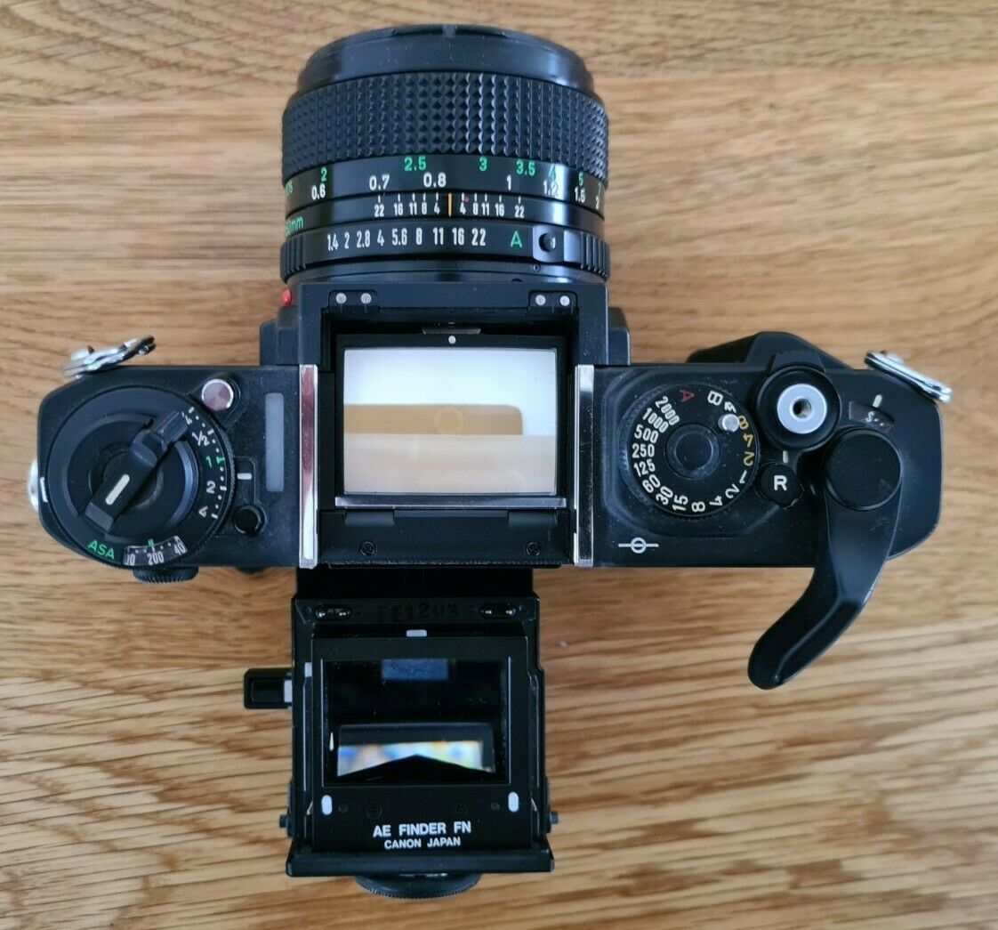 Canon NEW F-1 mit 50 mm 11.4 FD Objektiv, AE Motor Drive und Blitzgerät 155A