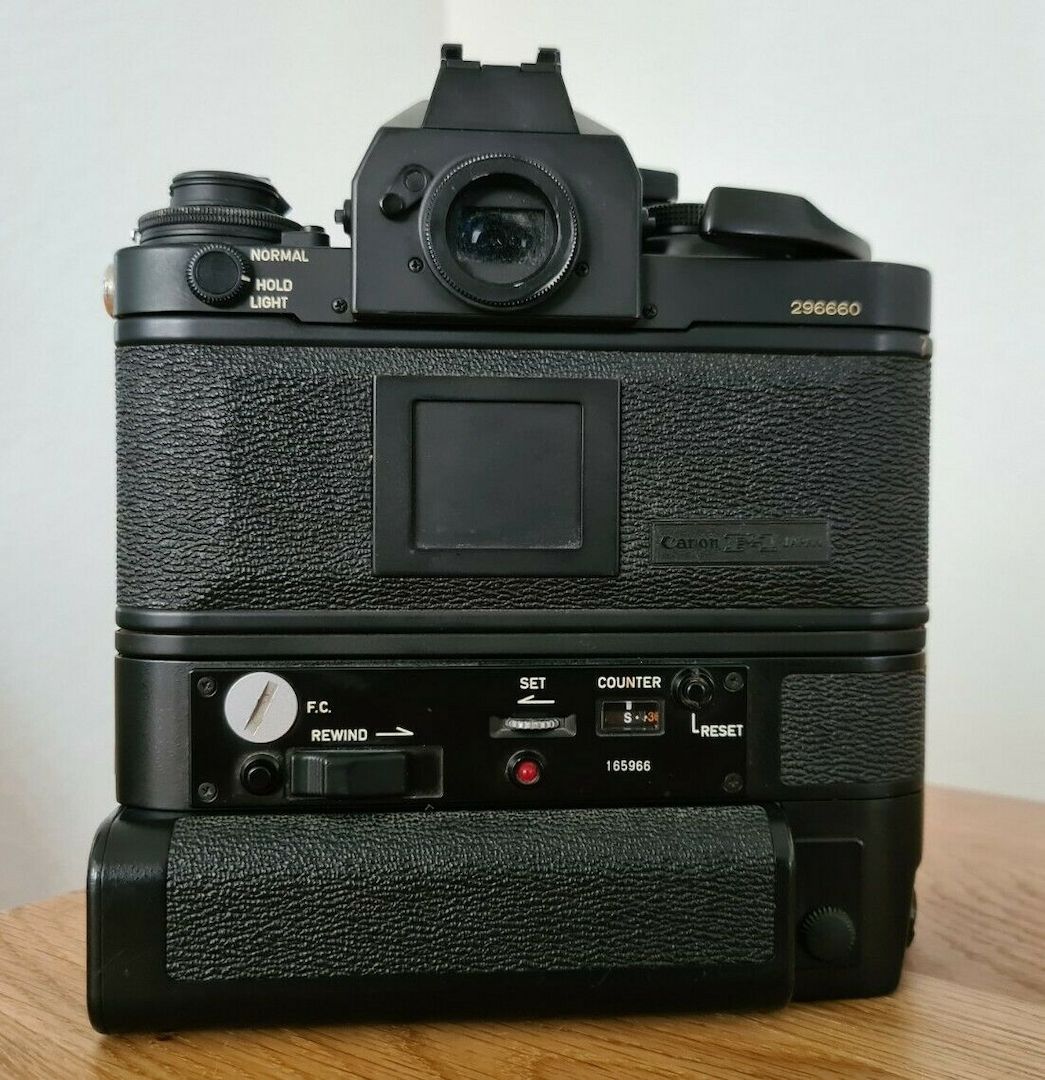 Canon NEW F-1 mit 50 mm 11.4 FD Objektiv, AE Motor Drive und Blitzgerät 155A