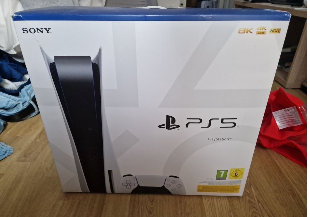 Playstation 5 Standard Edition mit dem Spiel God of War Ragnarok