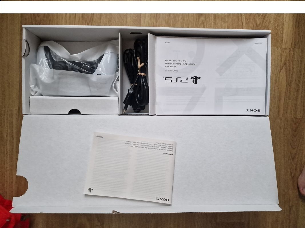 Playstation 5 Standard Edition mit dem Spiel God of War Ragnarok