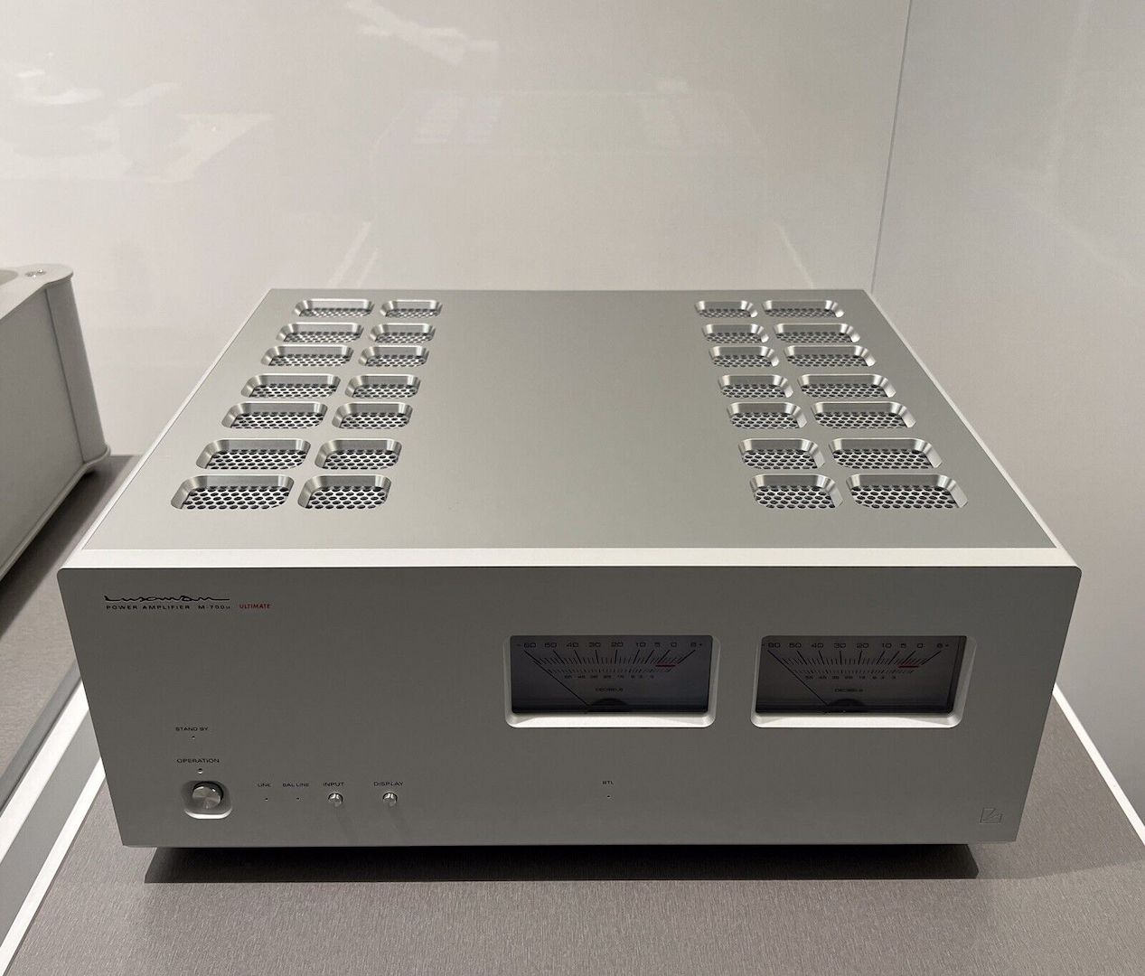 Luxman M-700u