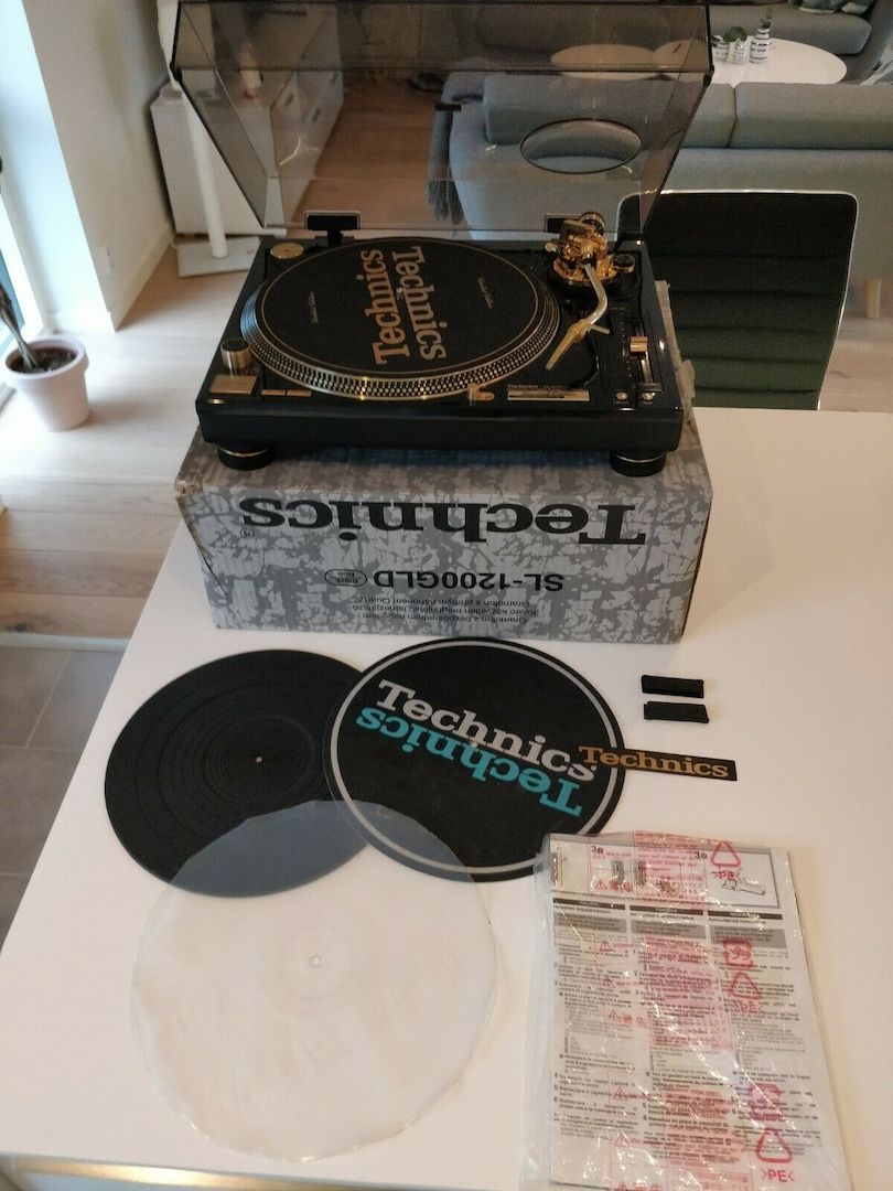 Technics SL-1200GLD Turntable
