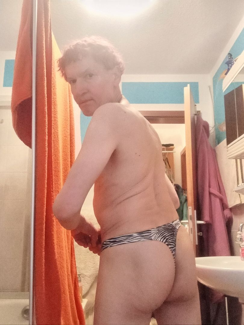 Reifer Nacktputzer für die reife Dame