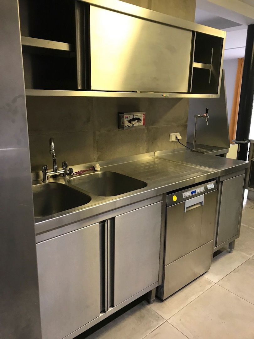 Küchenzeile aus Edelstahl CNS 1810