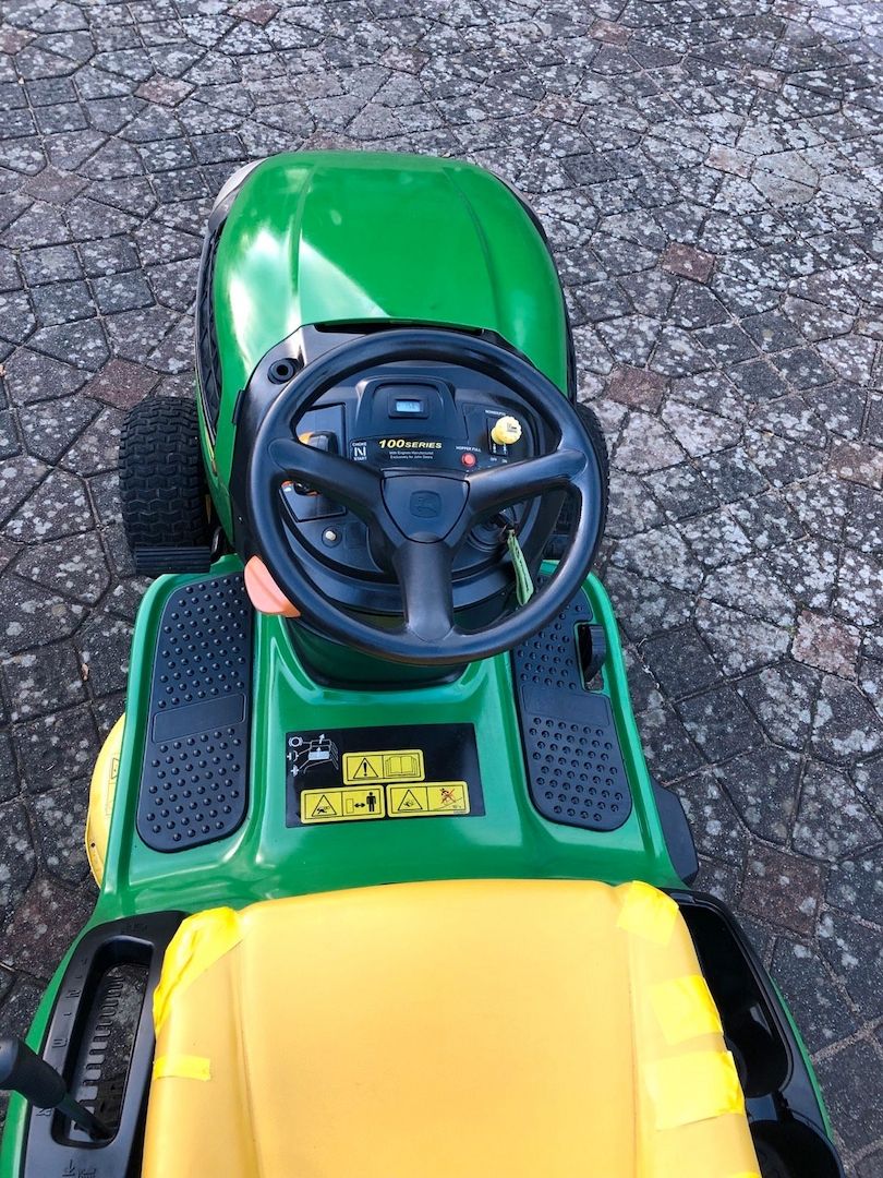 Rasentraktor John Deere X135R