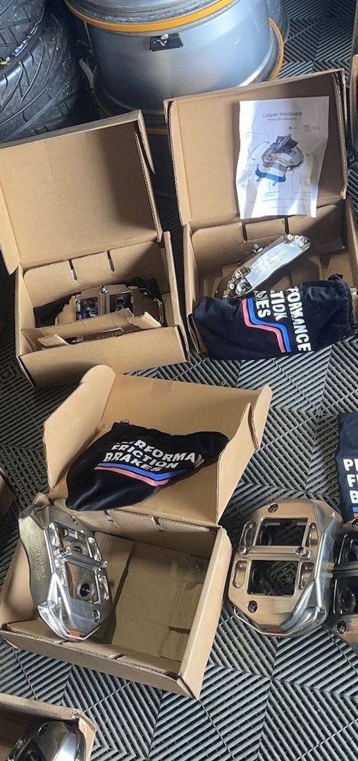 Brandneue PFC-Bremsen (Bremssättel und Scheiben) / Brand New PFC Brakes ( Calipers and Discs )