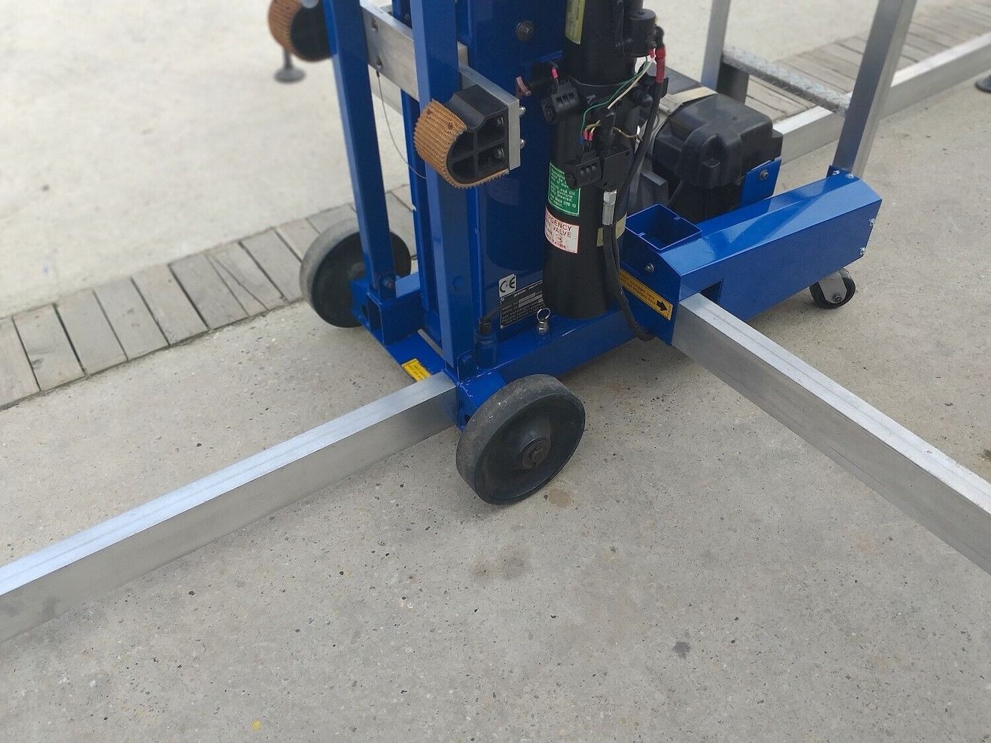 13,5 Meter MOBILE ARBEITSBÜHNE UPRIGHT HEBEBÜHNE LIFT HUBLIFT HEBELIFT LIFT