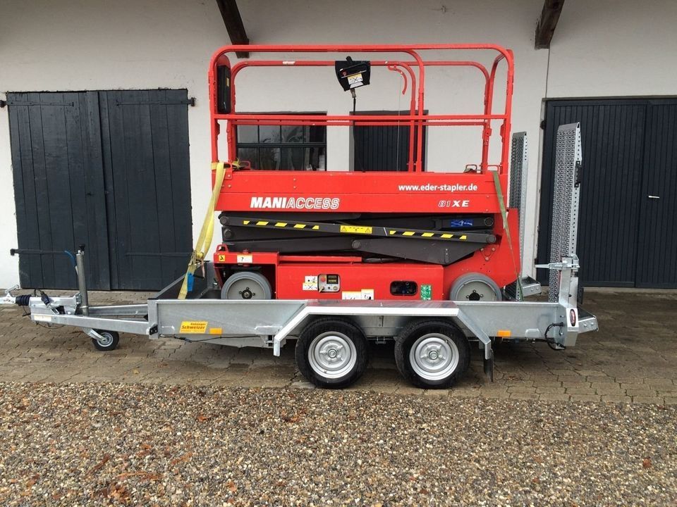 Scherenarbeitsbühne mit 3000 Kg PKW Anhänger