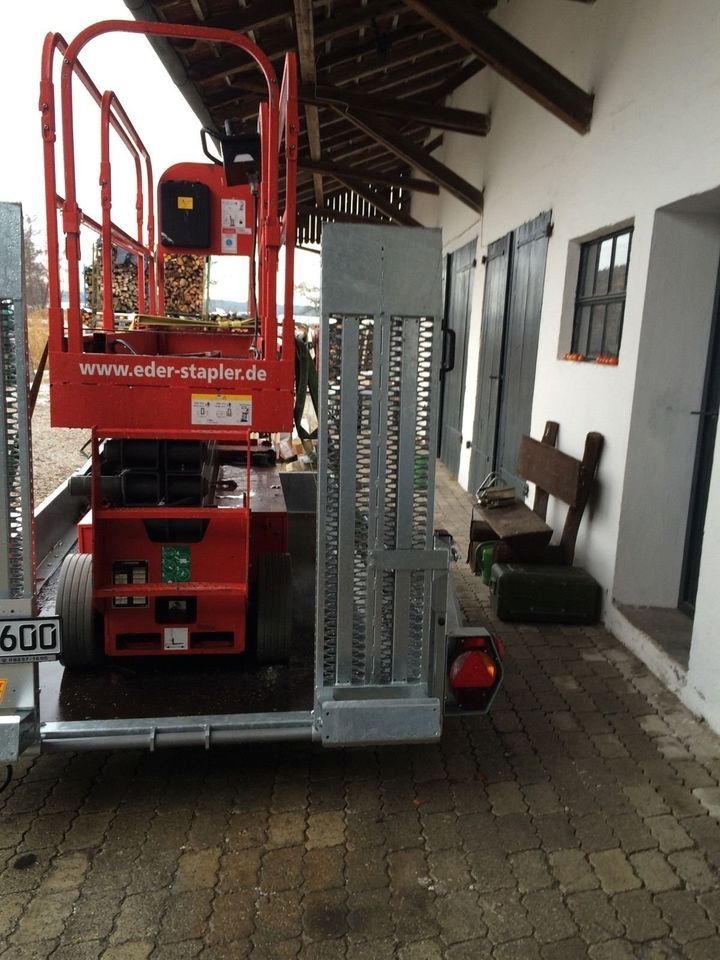 Scherenarbeitsbühne mit 3000 Kg PKW Anhänger