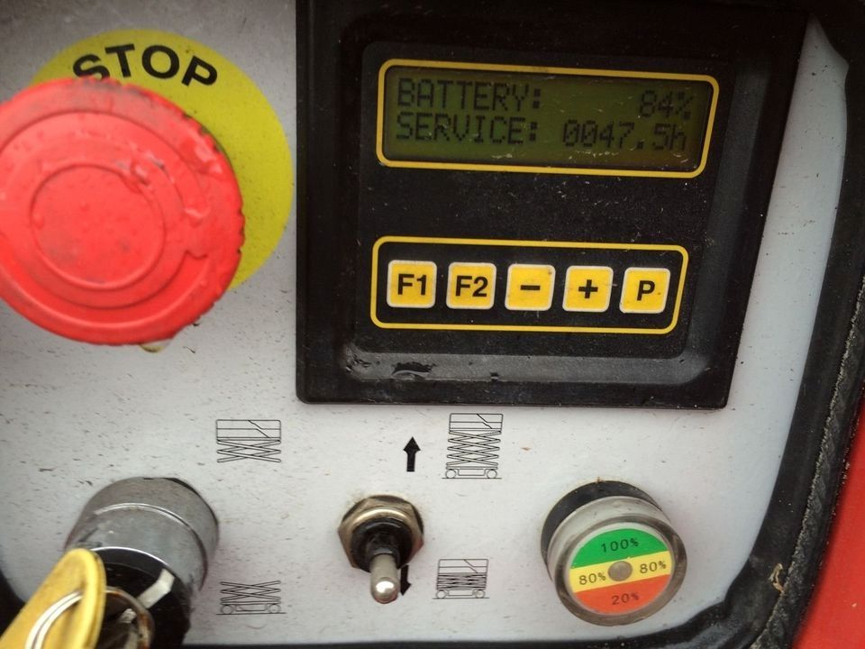 Scherenarbeitsbühne mit 3000 Kg PKW Anhänger