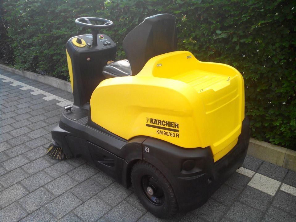 Kärcher Kehrsaugmaschine KM 9060 R Bp Batteriebetrieben + Ladegerät