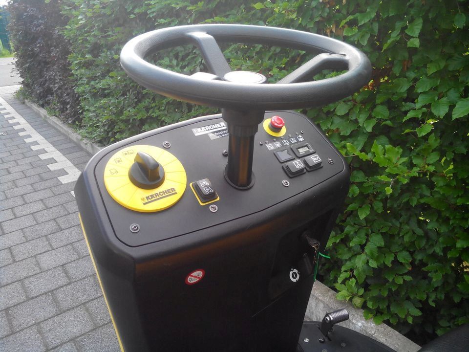 Kärcher Kehrsaugmaschine KM 9060 R Bp Batteriebetrieben + Ladegerät