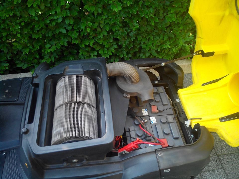 Kärcher Kehrsaugmaschine KM 9060 R Bp Batteriebetrieben + Ladegerät