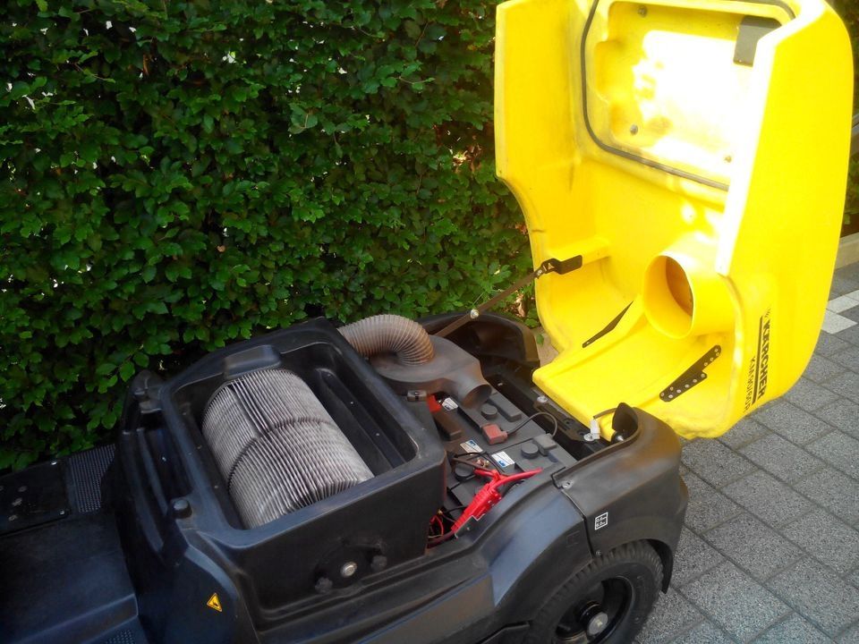 Kärcher Kehrsaugmaschine KM 9060 R Bp Batteriebetrieben + Ladegerät