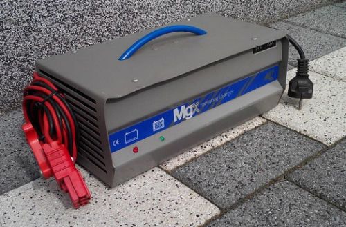 Kärcher Kehrsaugmaschine KM 9060 R Bp Batteriebetrieben + Ladegerät