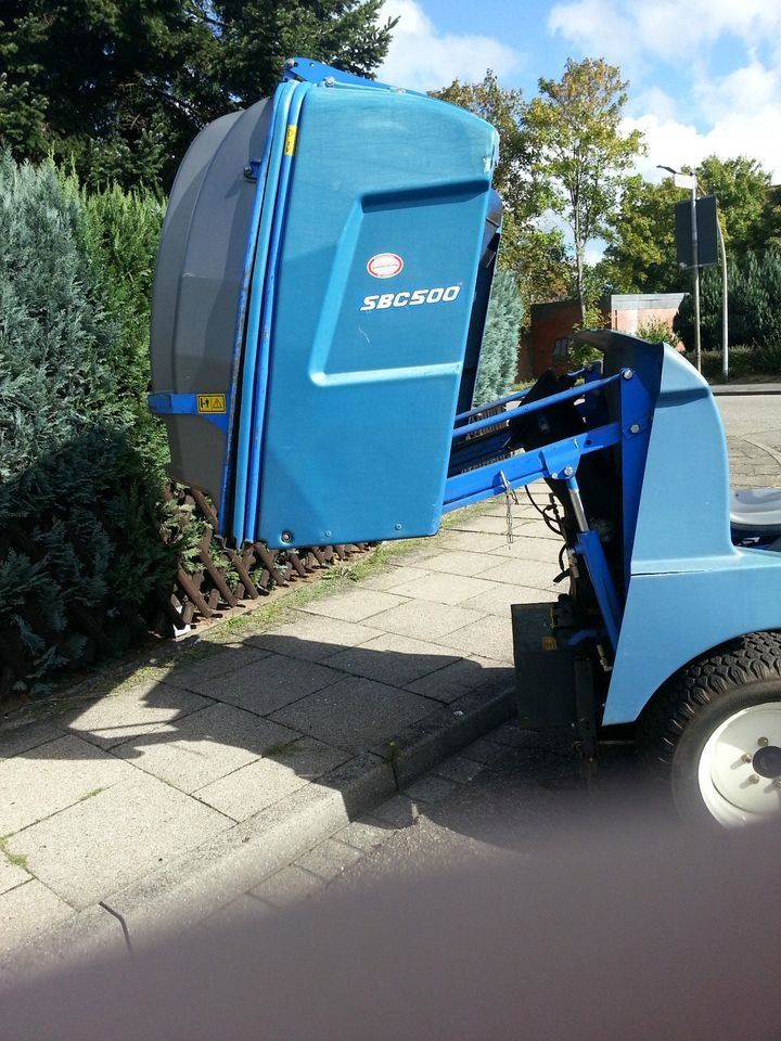 Mähwerk Iseki SGR 25 H mit Rasen - Laubaufnahme SBC 500