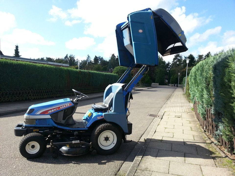Mähwerk Iseki SGR 25 H mit Rasen - Laubaufnahme SBC 500