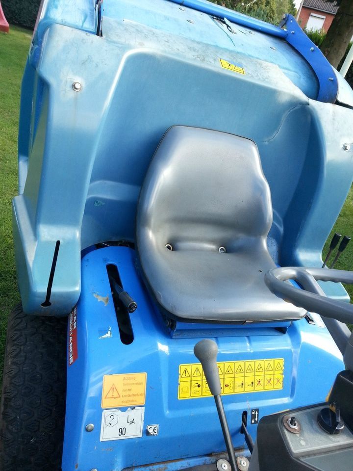 Mähwerk Iseki SGR 25 H mit Rasen - Laubaufnahme SBC 500