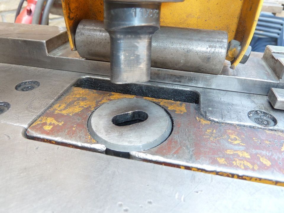 Profilstahlschere Stanzmaschine Stanze GEKA Minicrop Bj. 2000