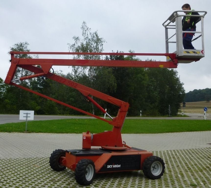 Selbstfahrender Hubsteiger von Sky High ST 100 Hubarbeitsbühne