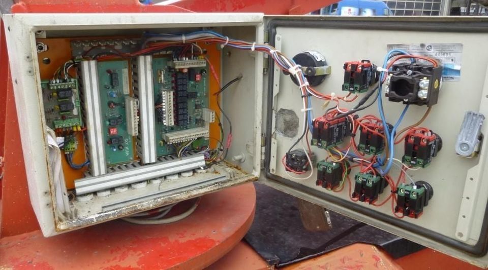 Selbstfahrender Hubsteiger von Sky High ST 100 Hubarbeitsbühne