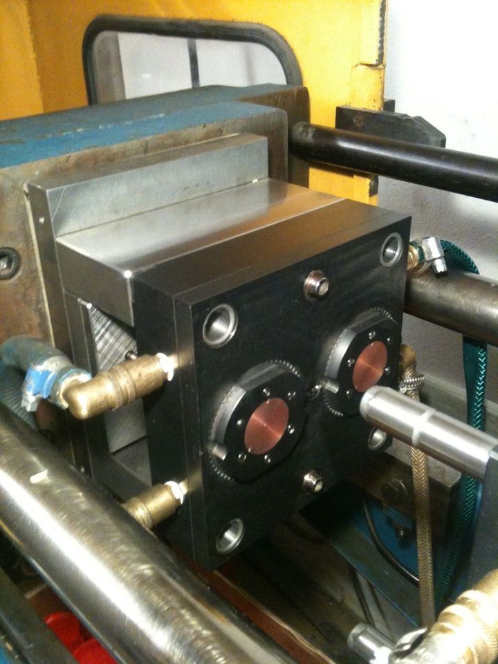 Spritzgussform Werkzeug 2-Fach Signaldeckel 60mm Putzdeckel