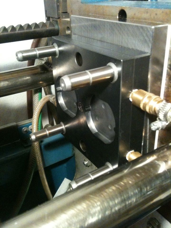 Spritzgussform Werkzeug 2-Fach Signaldeckel 60mm Putzdeckel