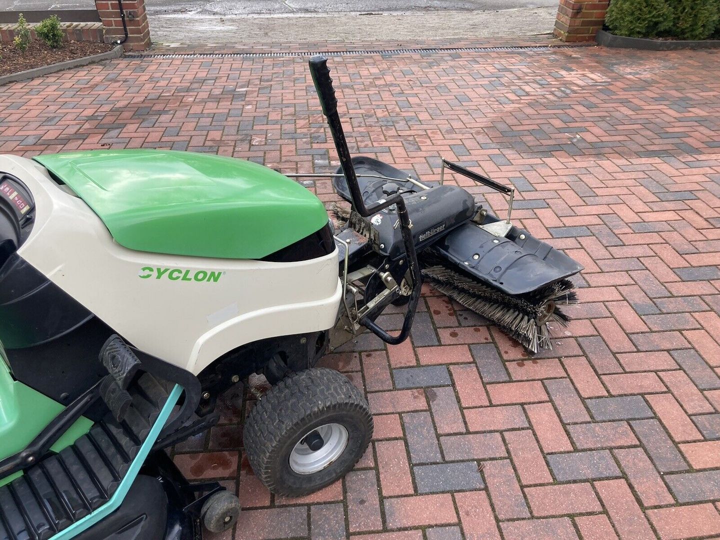 AufsitzmäherRasentraktor Viking MT785 S mit Kehrmaschine Tielbürger tk520