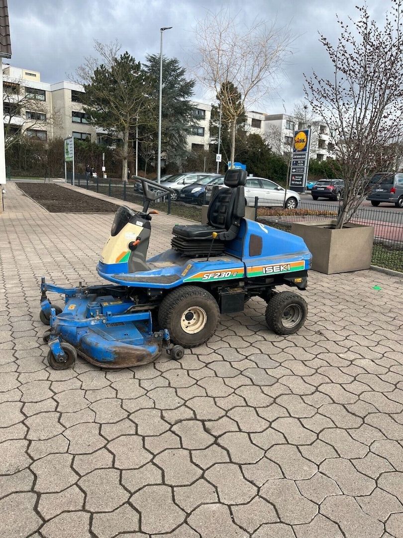 Der Iseki SF230 Rasenmäher ist in einem guten gebrauchten Zustand