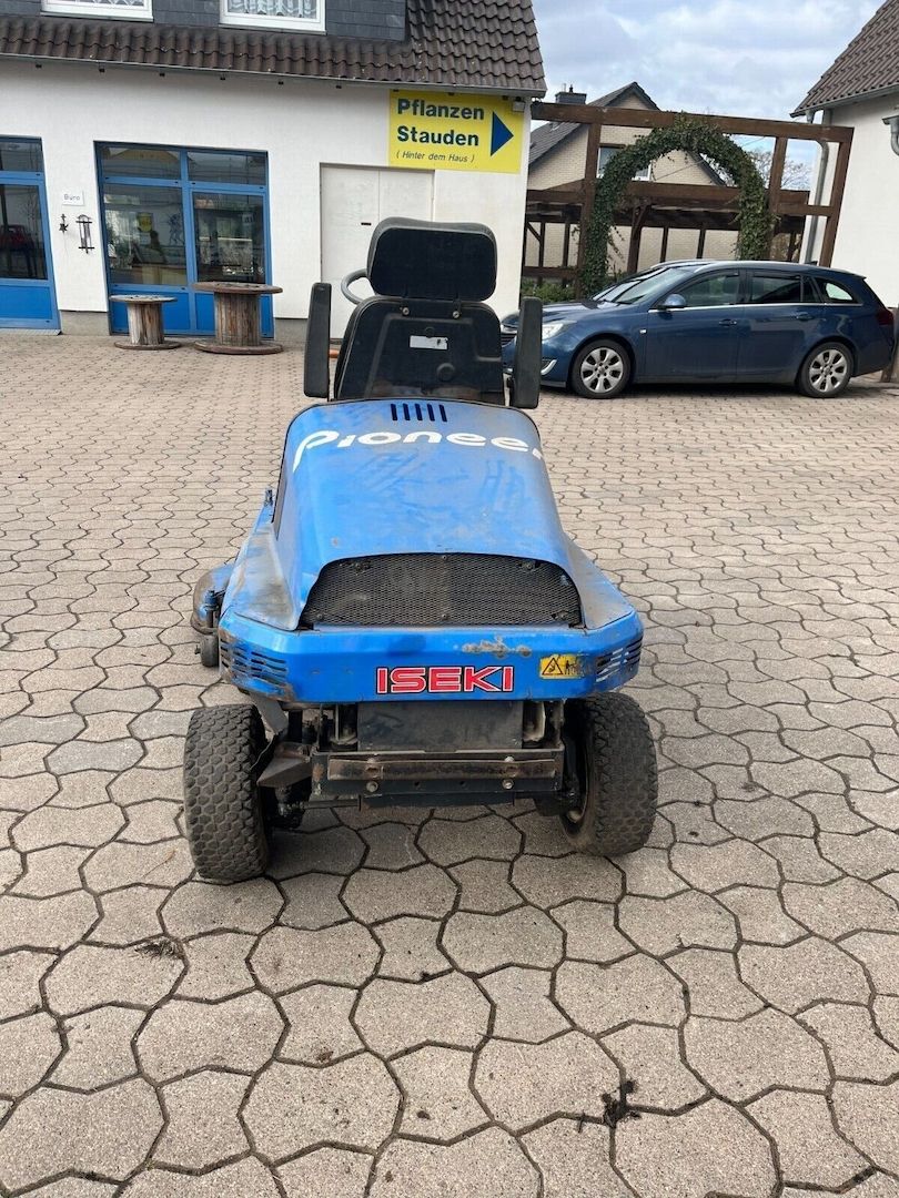 Der Iseki SF230 Rasenmäher ist in einem guten gebrauchten Zustand
