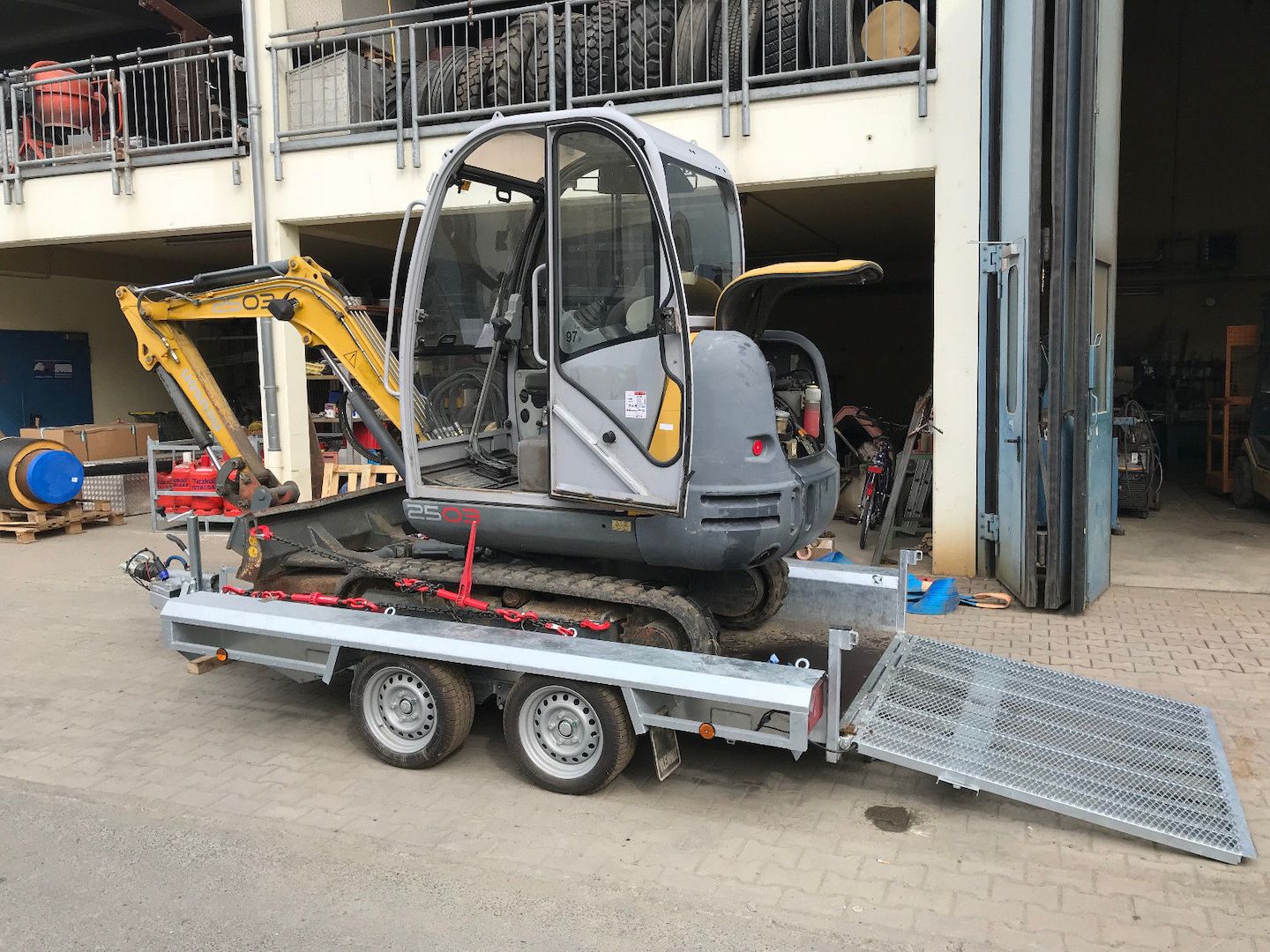 Neuson Minibagger 2503 mit Kabine und neuem Tandemtieflader mit Rampe 3,5 t PKW