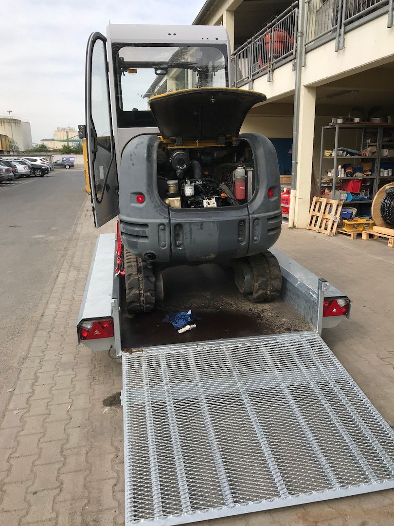 Neuson Minibagger 2503 mit Kabine und neuem Tandemtieflader mit Rampe 3,5 t PKW